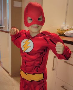 Antoni jako Flash, jeden z superbohaterów DC. Otrzymał ten kostium, ponieważ Flash jest szybki, co doskonale pasuje do naszego syna z nadpobudliwością, nadmiarem energii w ADHD